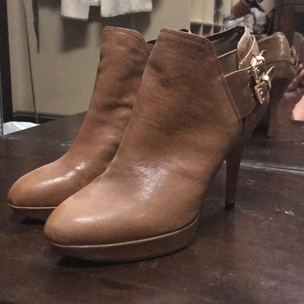Vince Camuto pumps size 9 1/2 camel color